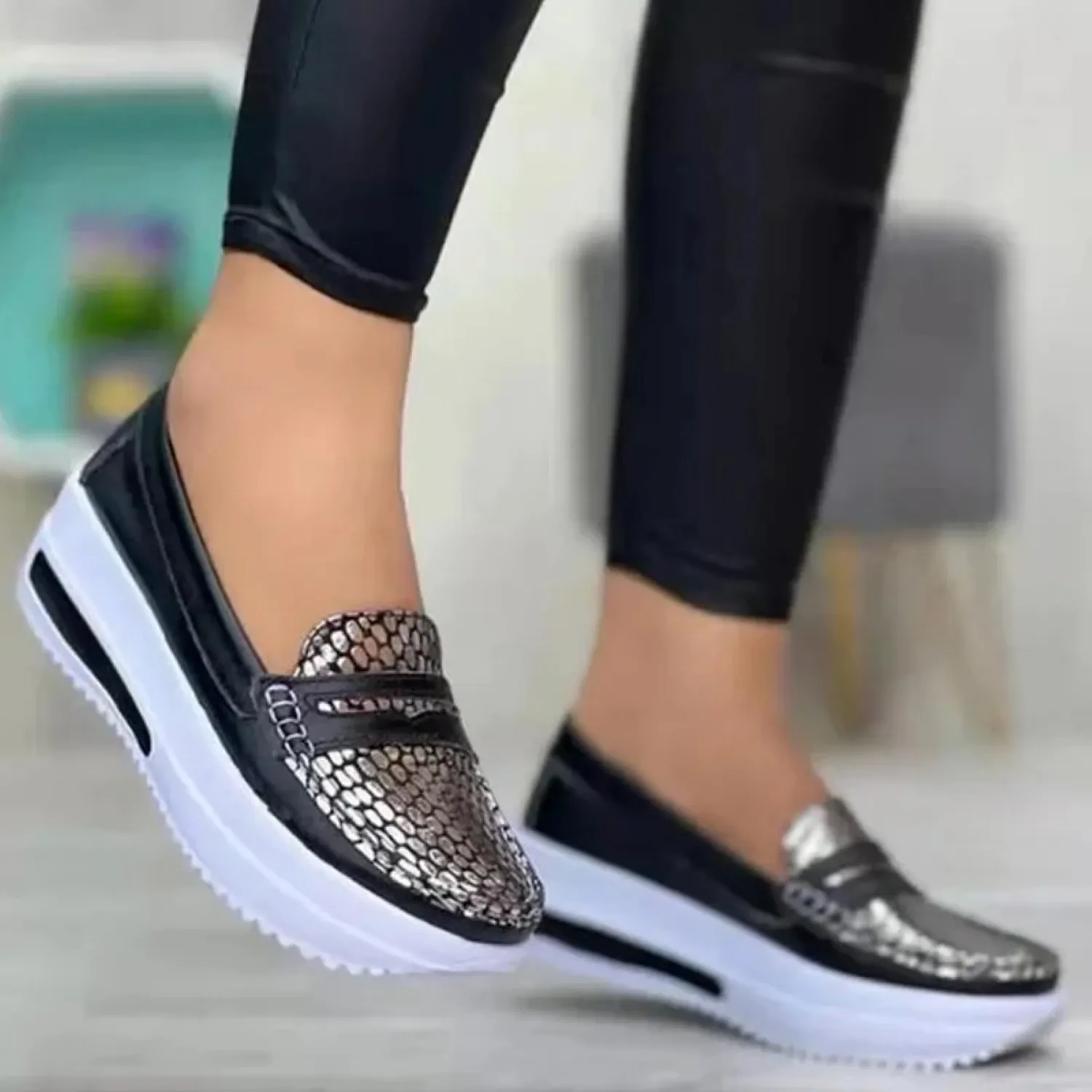 Schlangenleder-Loafer für Damen von WolffMode – glänzend