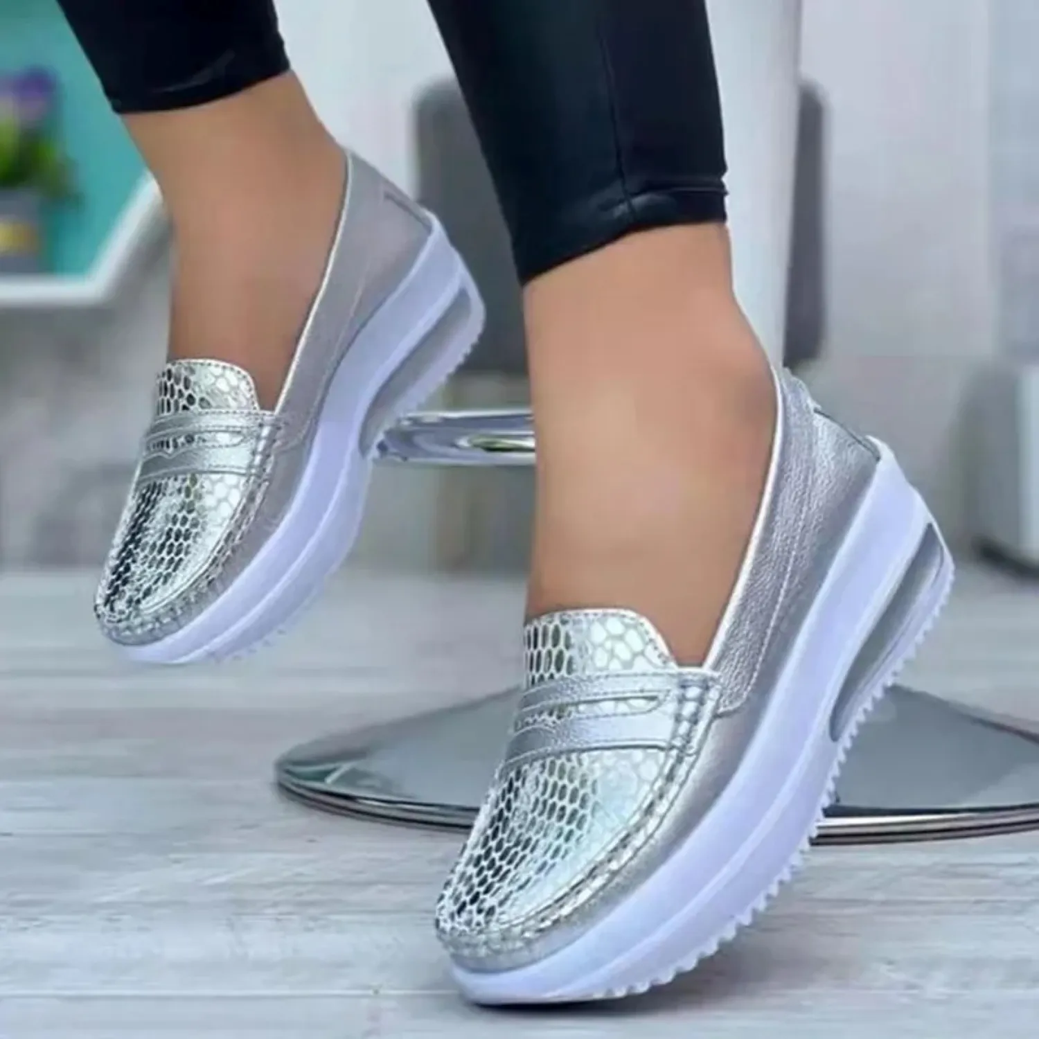 Schlangenleder-Loafer für Damen von WolffMode – glänzend