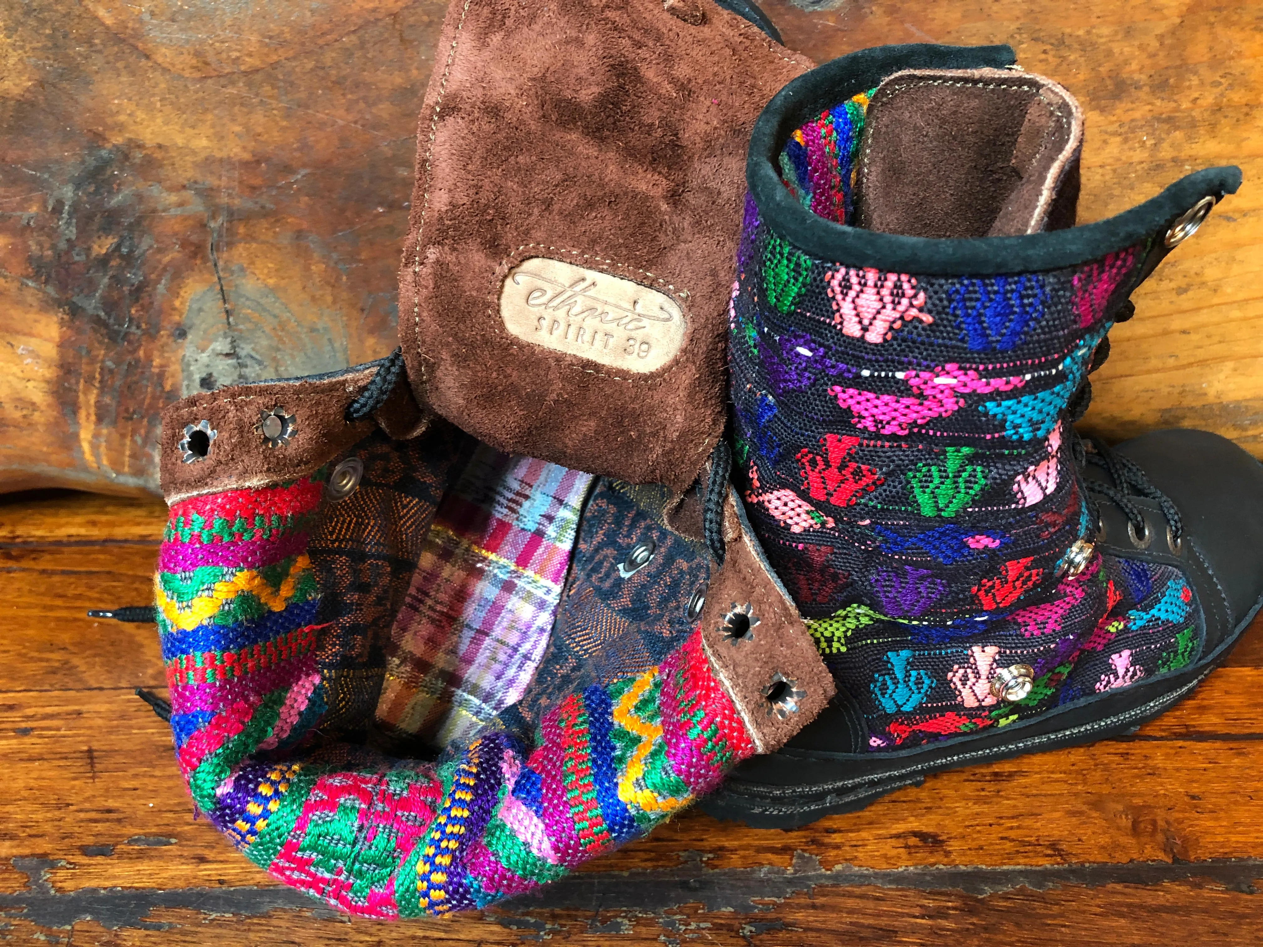 Size 39 Deluxe Desert Boots - Rainbow Animals on Black
