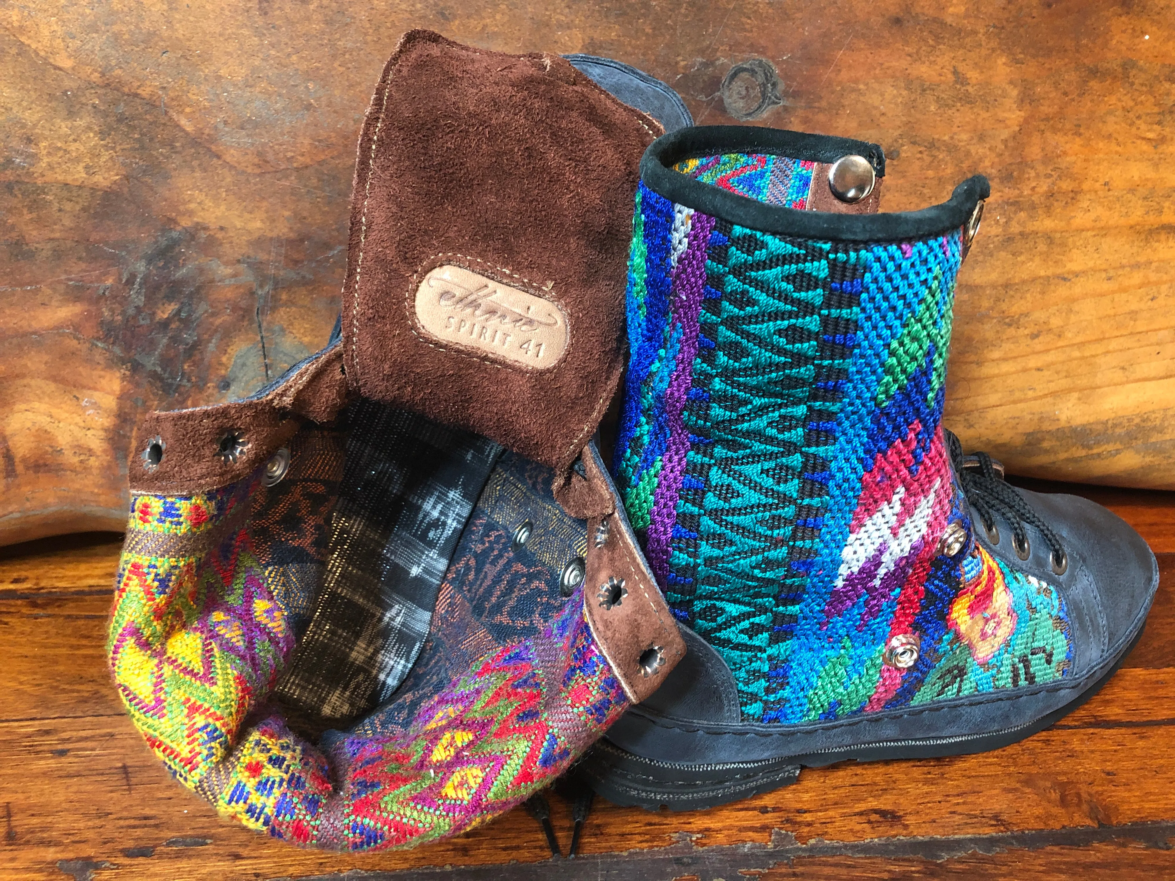 Size 41 Deluxe Desert Boots - Rainbow Arrows