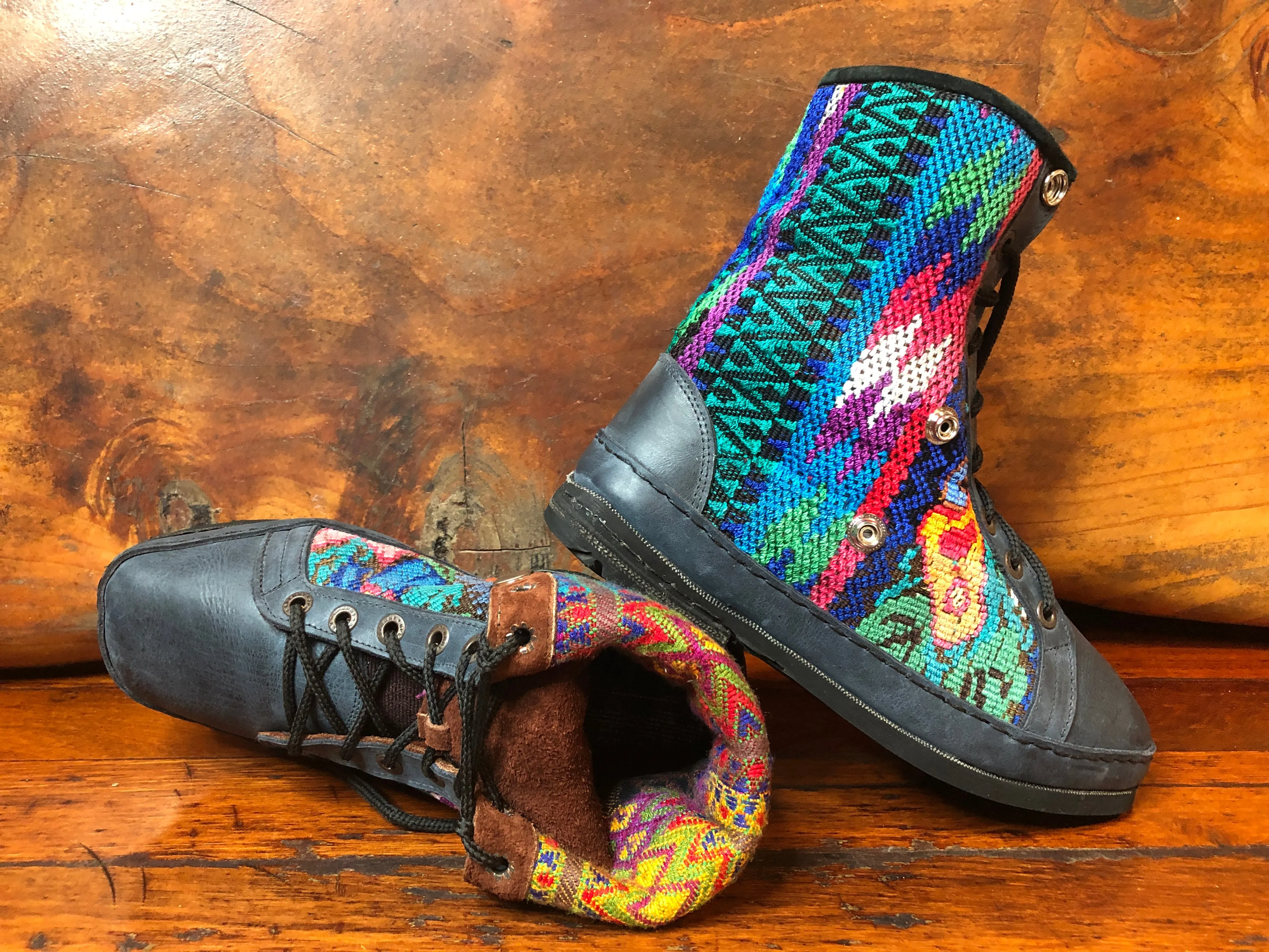 Size 41 Deluxe Desert Boots - Rainbow Arrows