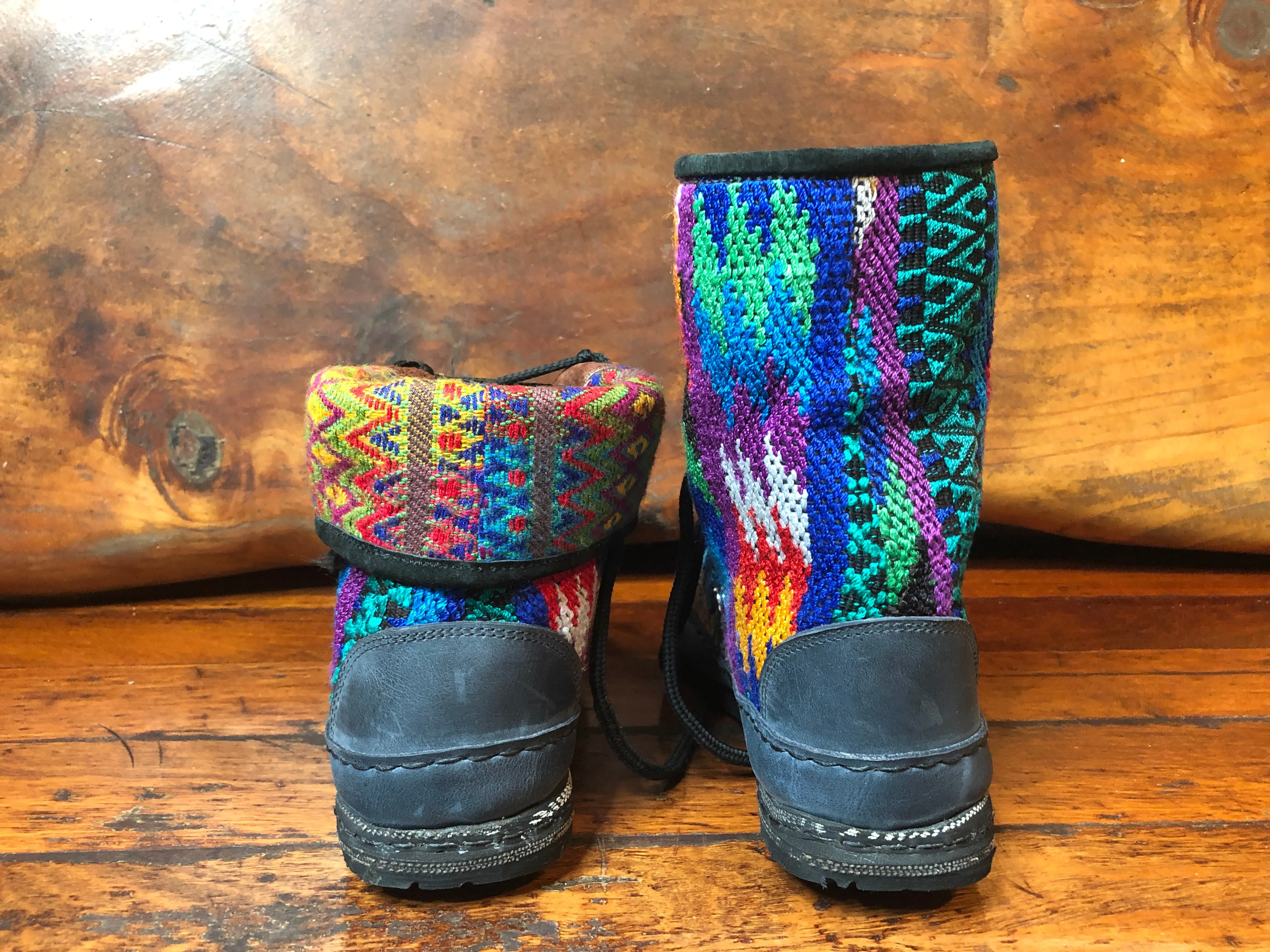 Size 41 Deluxe Desert Boots - Rainbow Arrows