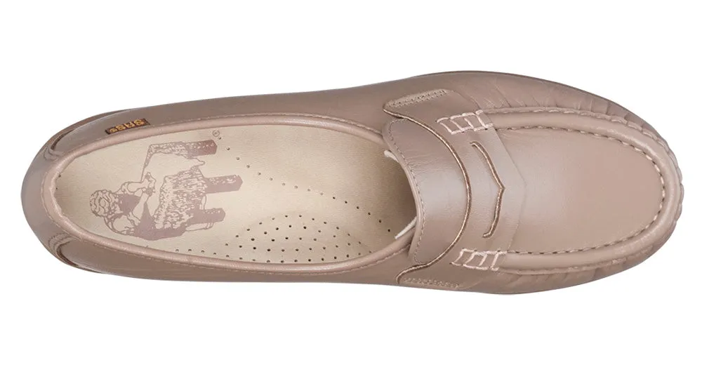 Women's Classic Slip On Loafer in Mocha