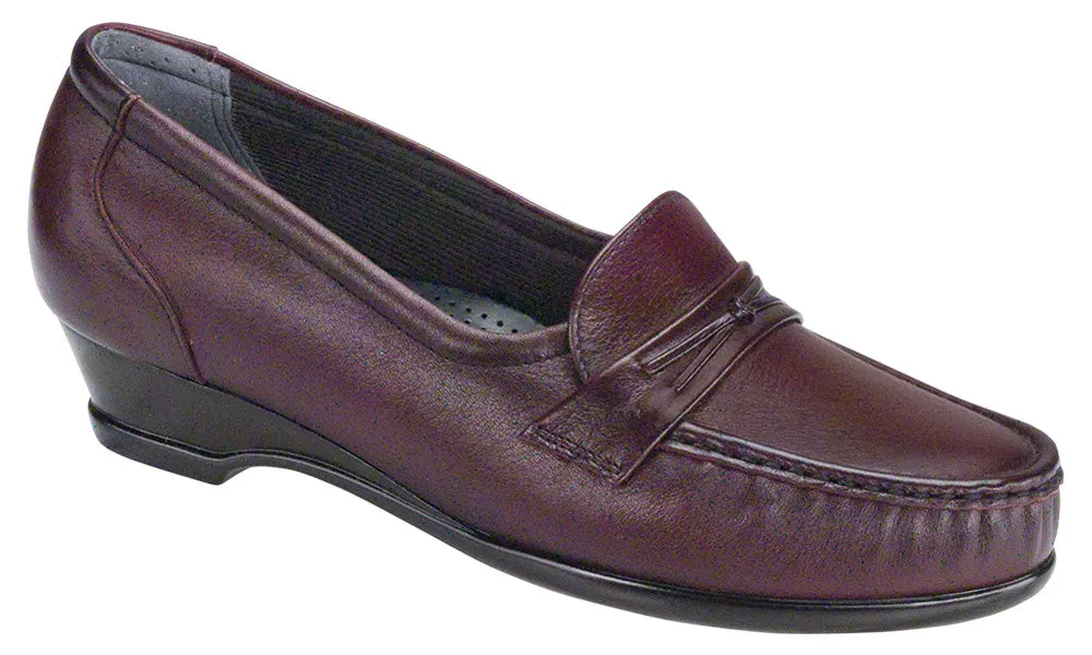 Women's Easier Slip On Loafer in Antique Wine